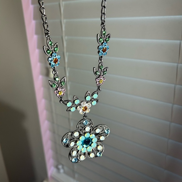 Sparkling Flower Crystals Necklace + Earrings Set - Picture 6 of 9